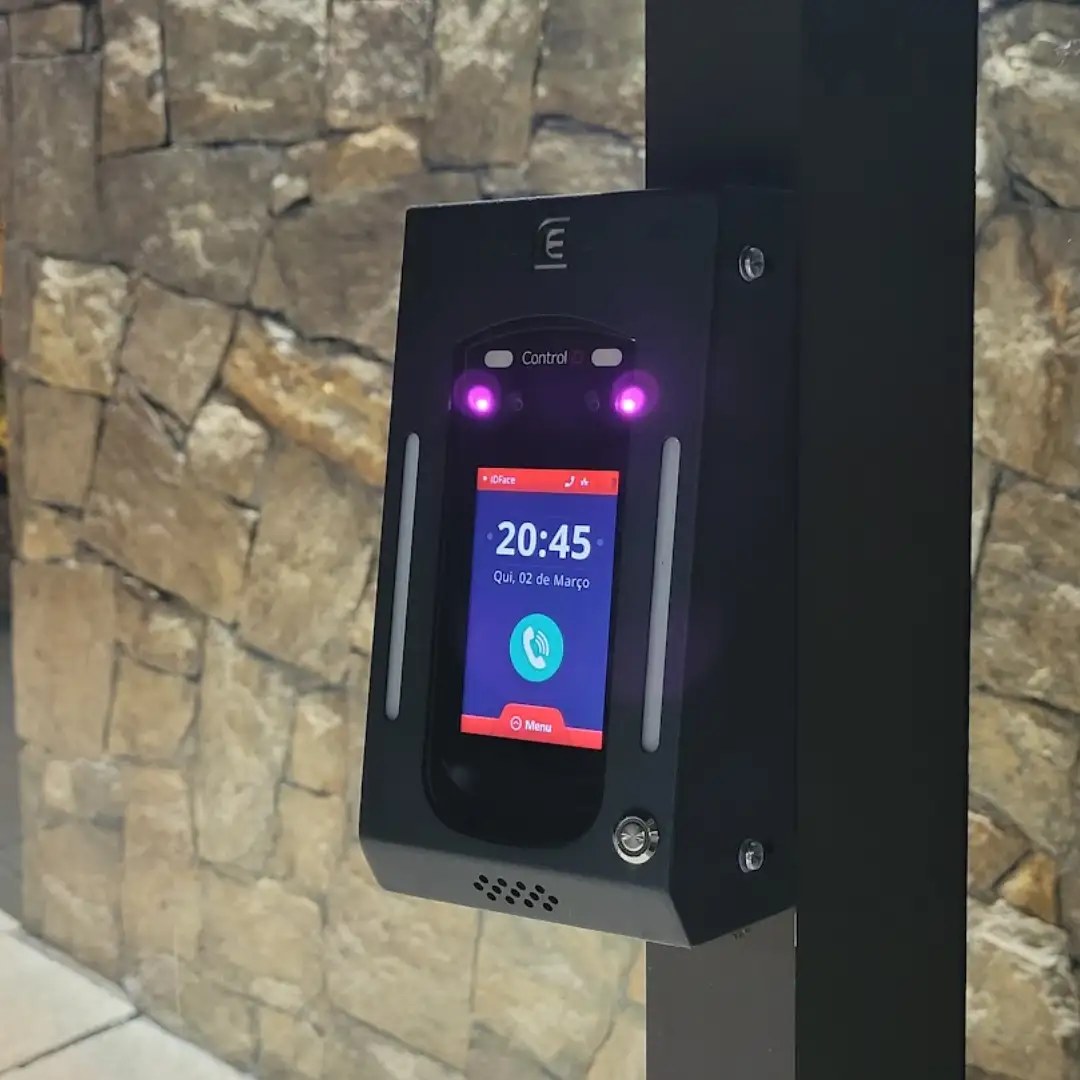 Leitor de reconhecimento facial Control iD instalado pela Alpi Sistemas